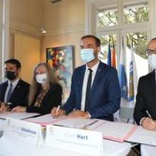 Le Maire de Montpellier et la présidente de Paul-Valéry signant un document
